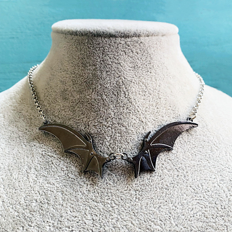 Collares de aleación de alas de murciélago de vampiro al por mayor